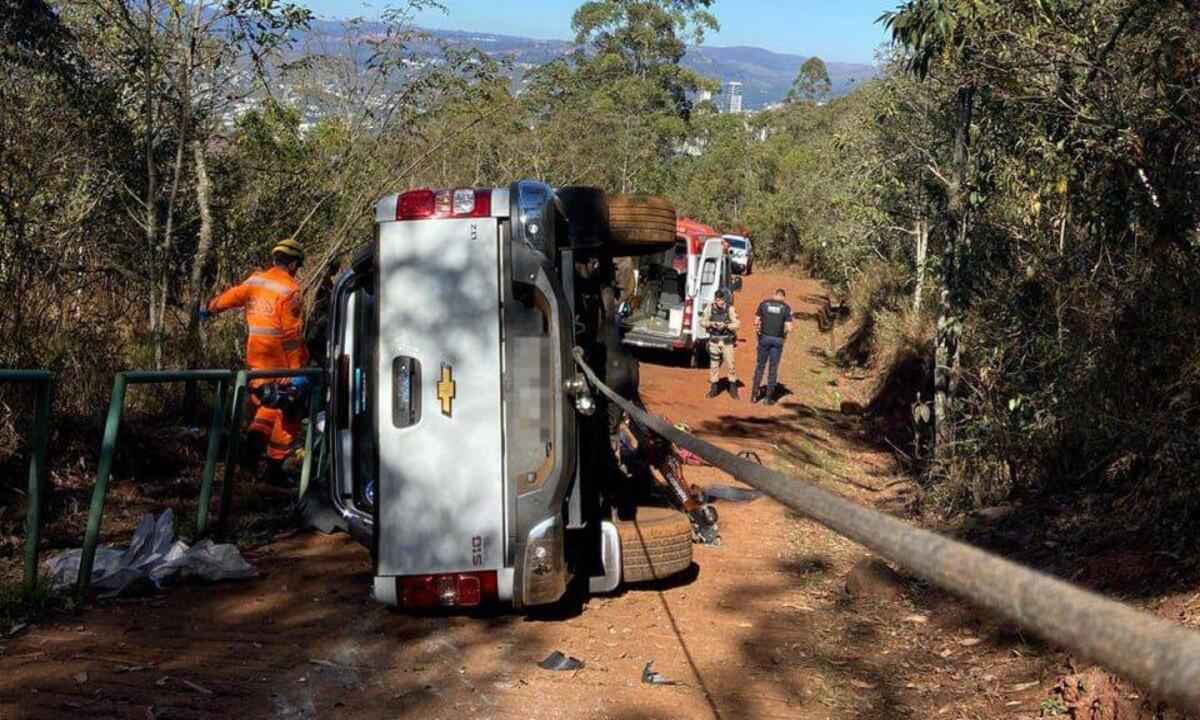 Carro capota na Serra do Curral e motorista tem fratura exposta  - Divulgação/ CBMMG
