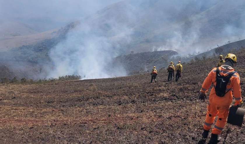 Bombeiros combatem incêndio na Serra do Gandarela, na Grande BH - Divulgação/Sala de Imprensa CBMMG