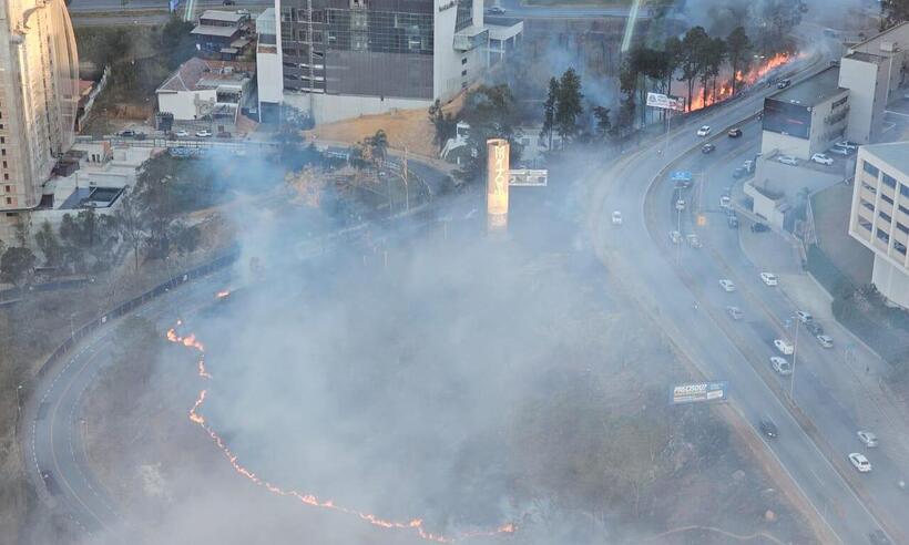 Incêndio ameaça atingir área de vegetação e condomínios em Nova Lima - Reprodução 