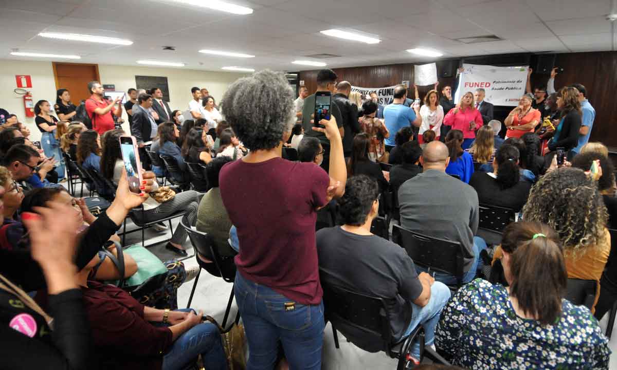 Protesto em reunião sobre venda da Funed - Gladyston Rodrigues/EM/D.A PRESS