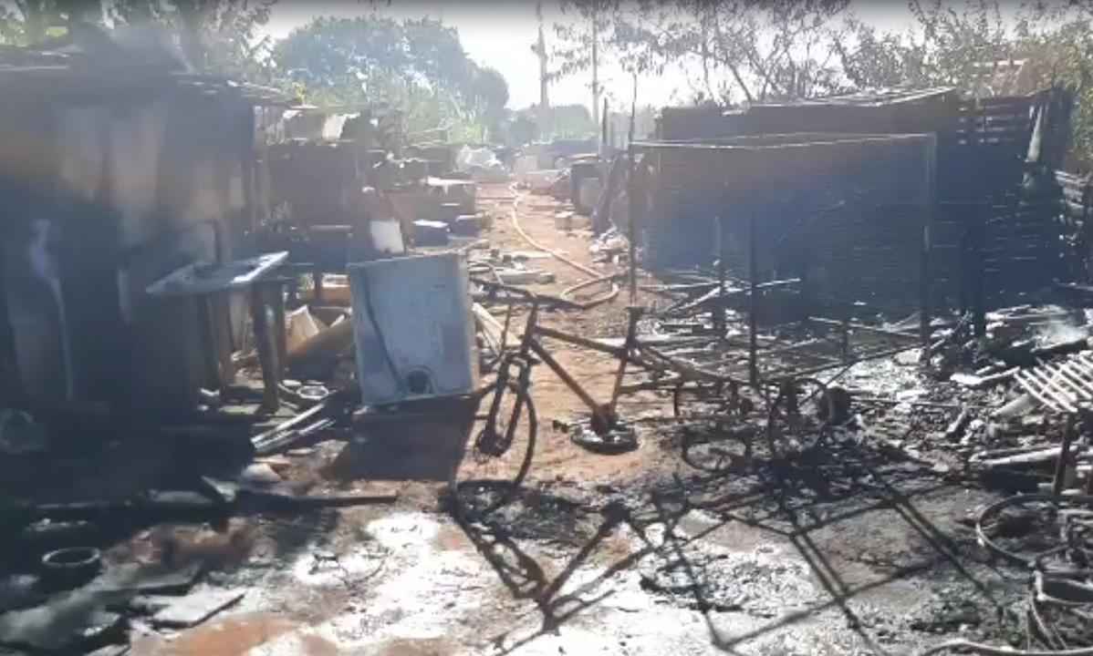 Incêndio à beira de rodovia queima barracos e fecha pista em Uberlândia - Reprodução/Redes sociais