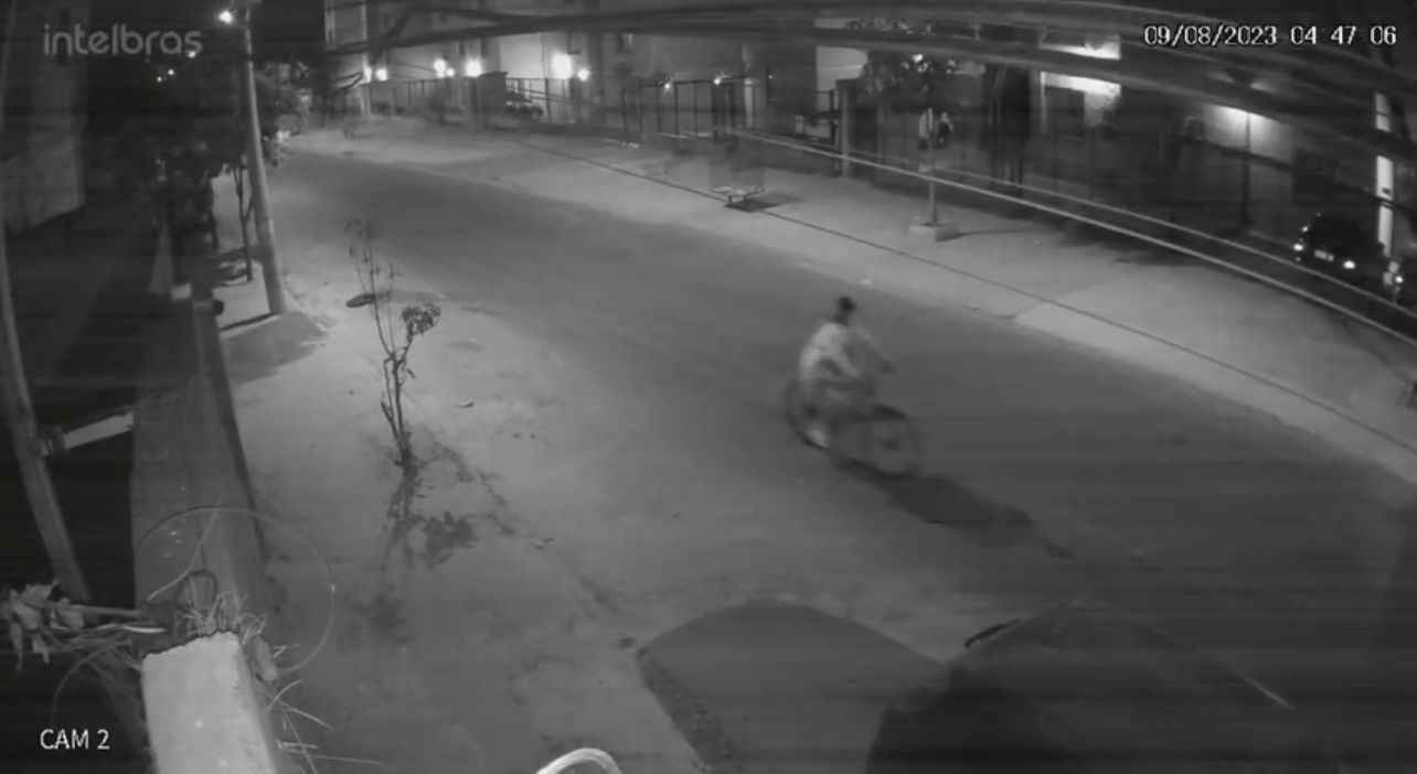 Novas imagens mostram homens correndo atrás de mulher que caiu de bicicleta - Reprodução