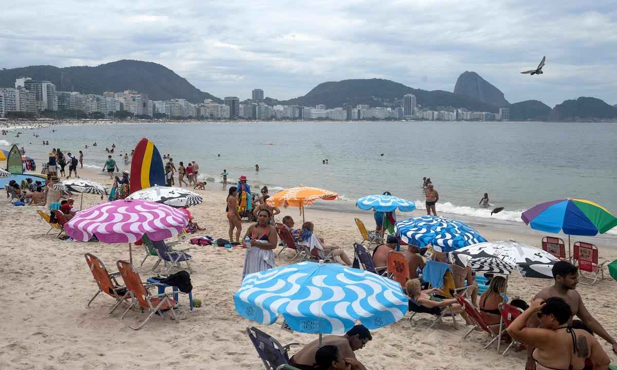 Mineiros podem ficar mais longe da praia com voos para o Galeão - Pablo PORCIUNCULA / AFP