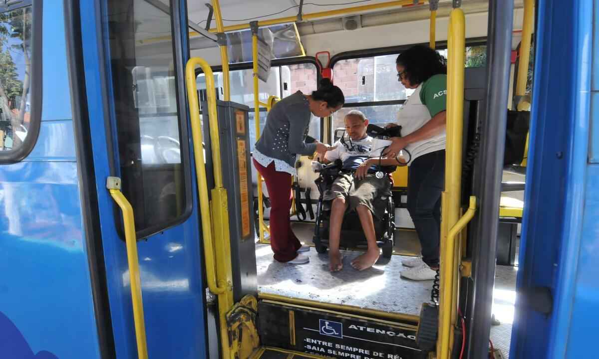 'É muita humilhação', diz cadeirante preso em ônibus por mais de 4 horas  - Túlio Santos/EM/D.A Press