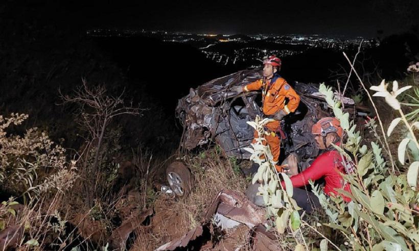 Bombeiros resgatam com helicóptero motorista que caiu em ribanceira - CBMMG