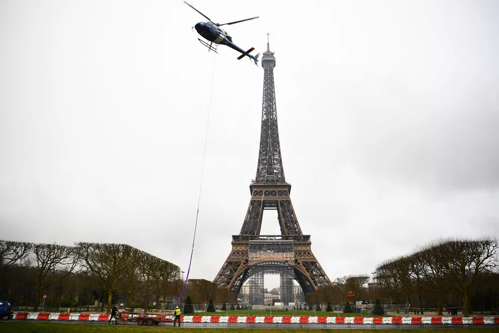 Torre Eiffel em Paris é esvaziada depois de alerta de bomba - Christophe Archambault / AFP