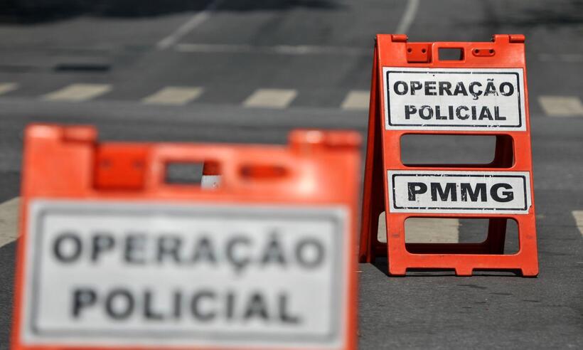 Homem é baleado, perde o controle de carro, bate em cinco veículos e morre - Leandro Couri/EM/D.A Press