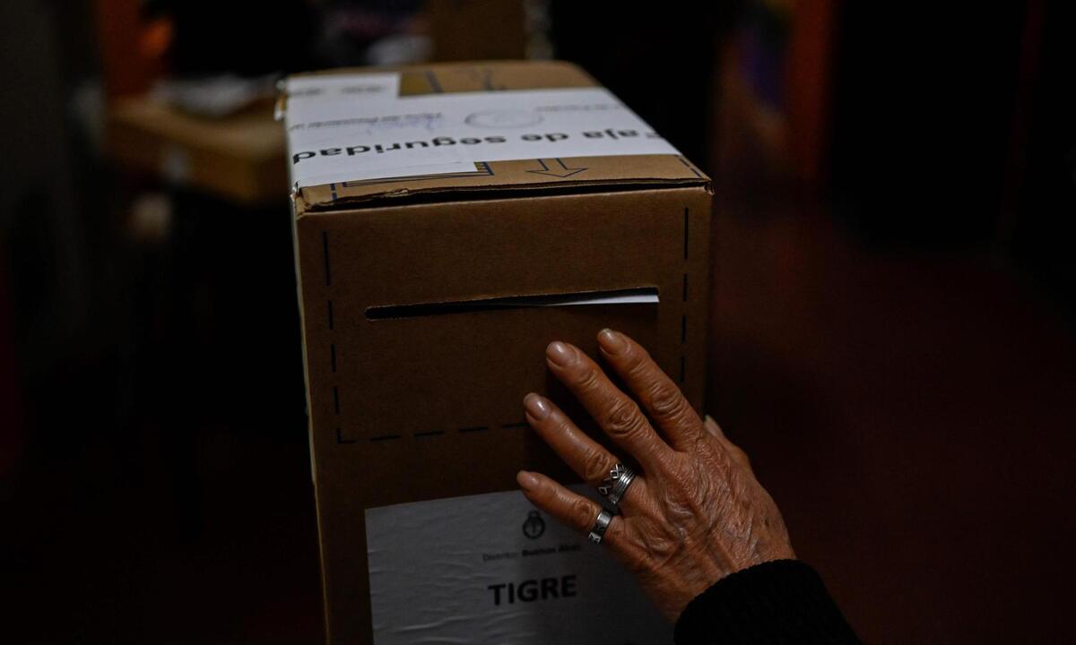 Longas filas e problemas com urnas marcam primárias argentinas - Luis Robayo/AFP