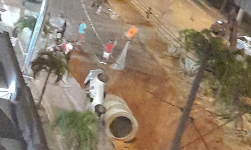 Motorista cai em buraco de 5 metros em Uberlândia com os dois filhos - Reprodução/Redes sociais