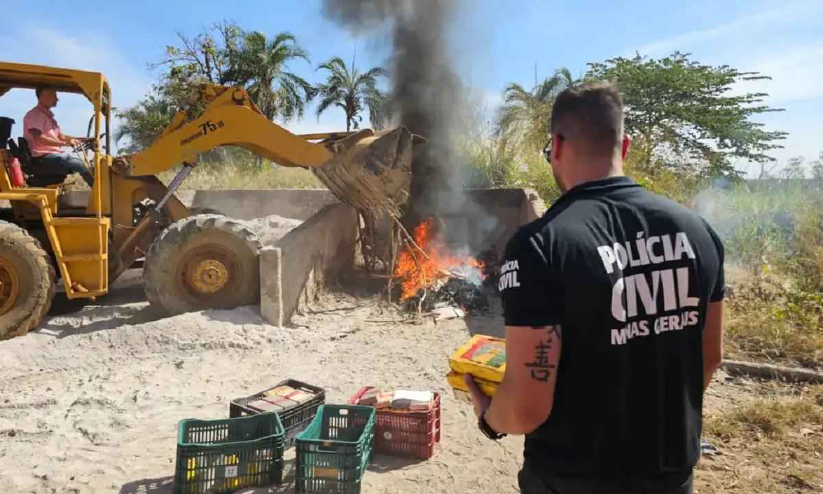 MG: Polícias queimam quase 450 kg de pasta base, avaliada em R$ 60 milhões - Divlgação/PCMG