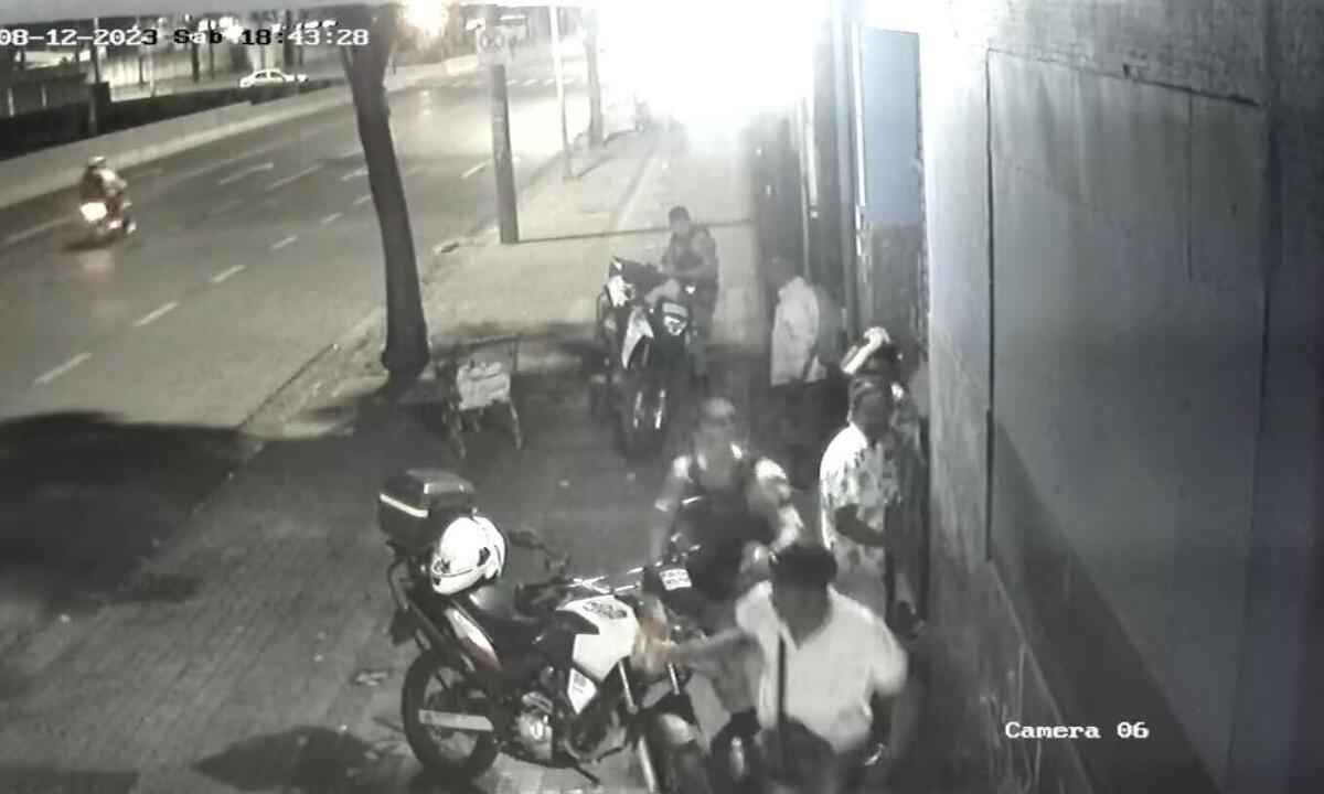 Vídeo: homem furta iPhone de PM e foge de abordagem policial em BH - Câmera de monitoramento/Reprodução