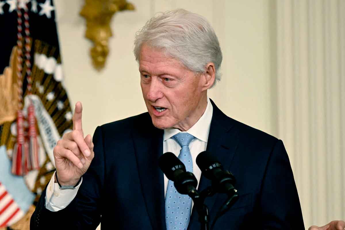 Bill Clinton, ex-presidente dos Estados Unidos tem citado o personagem ao falar que países do mundo estão enviando criminosos e pacientes de instituições psiquiátricas aos EUA, que atravessariam a fronteira ilegalmente
 -  (crédito: Lionel BONAVENTURE /AfF)