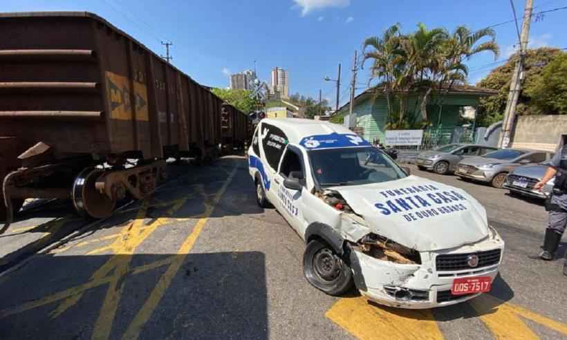 Batida entre trem e carro funerário deixa duas pessoas feridas - CBMMG