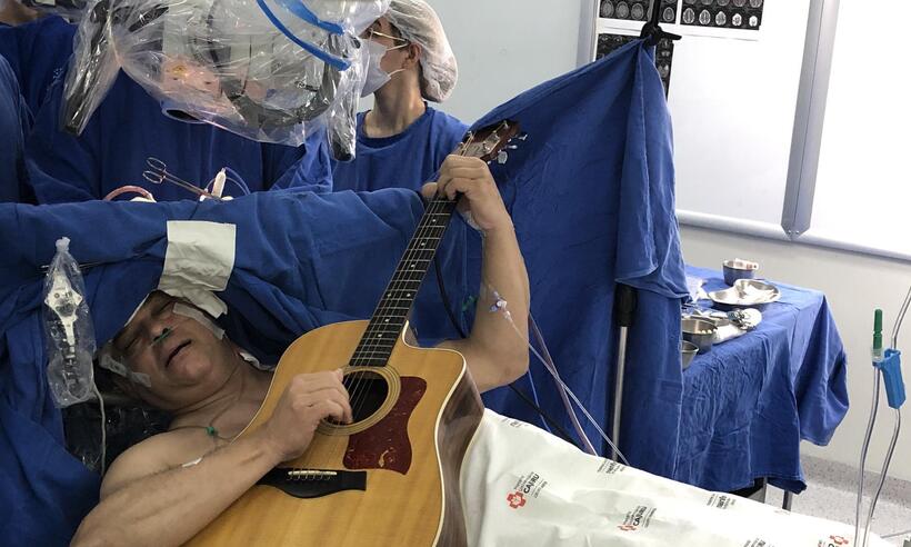 Paciente canta e toca violão durante cirurgia de retirada de tumor; entenda - Arquivo Pessoal