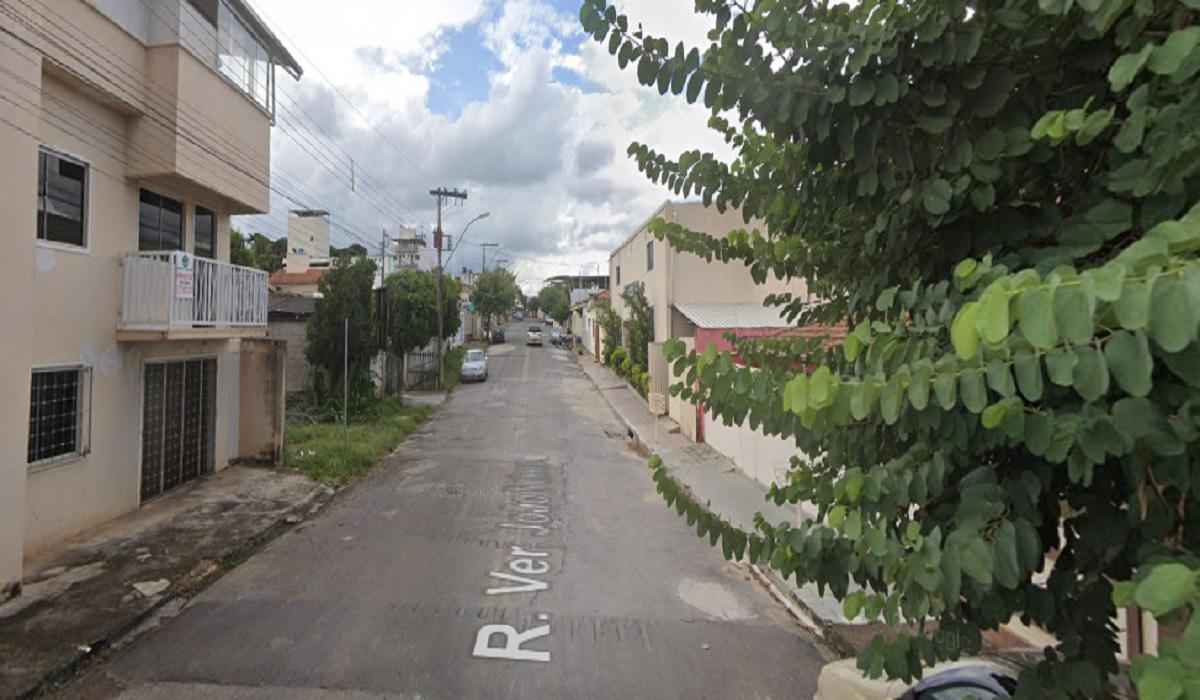 Mulher mata companheiro a tijoladas após ser agredida por pegar carona - Google Street View