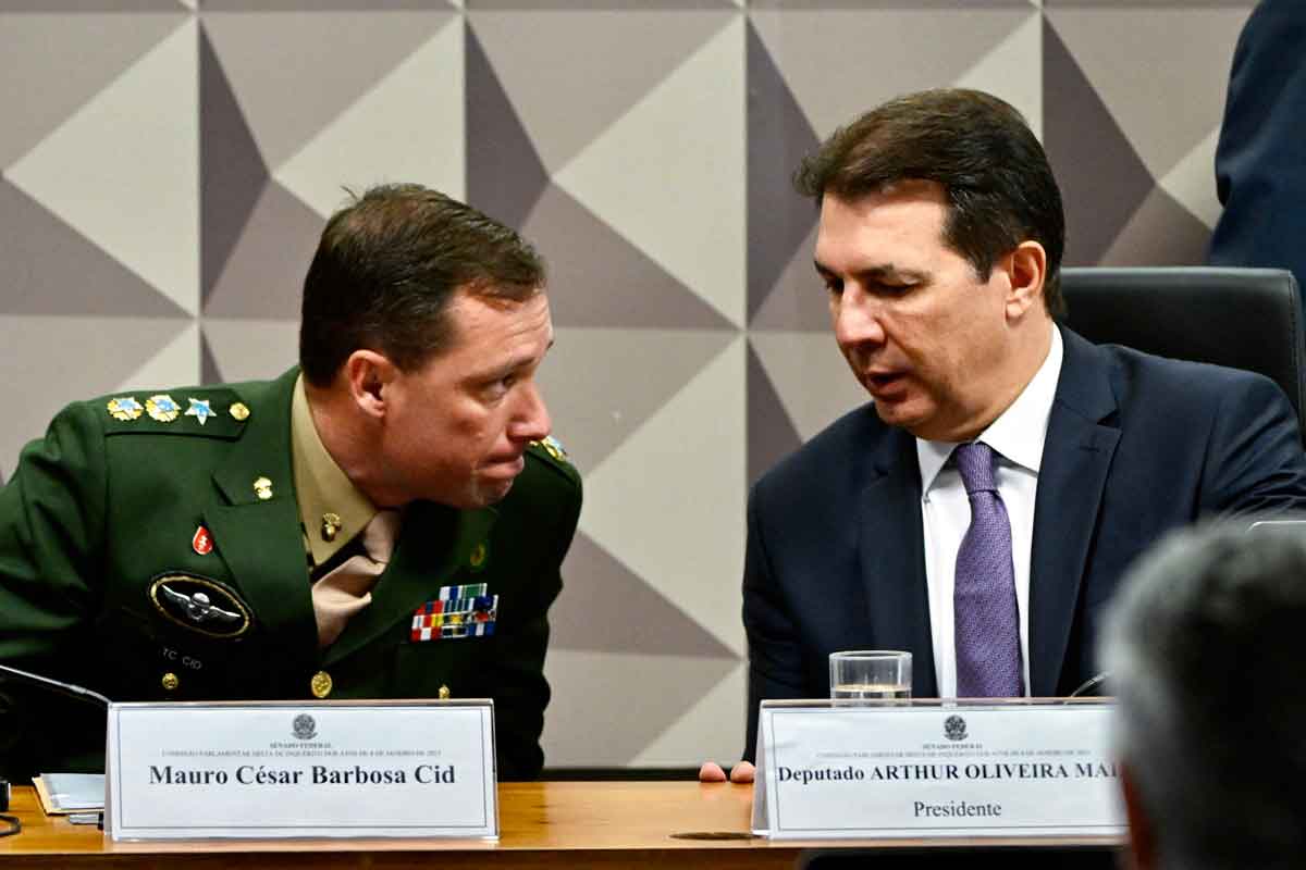 Bolsonaro ou Michelle receberam dinheiro do Rolex, diz advogado - EVARISTO SÁ/AFP