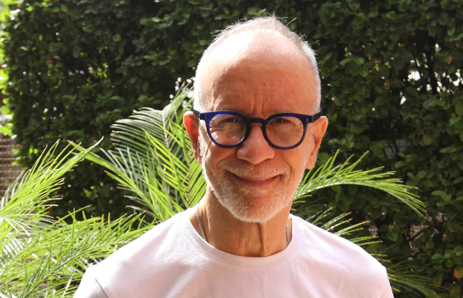 Perto de completar 80 anos, Renato Loureiro continua ativo na moda