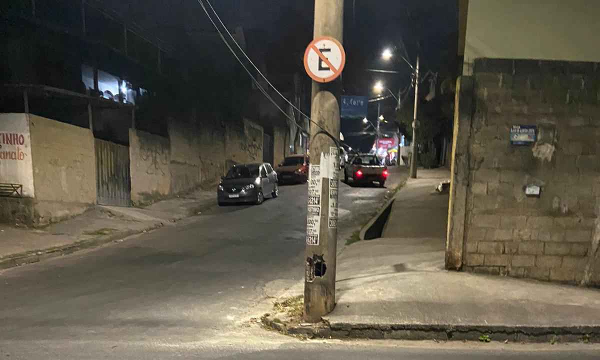 Moradores temem queda de poste em rua de Belo Horizonte  - Imagem enviada ao Estado de Minas
