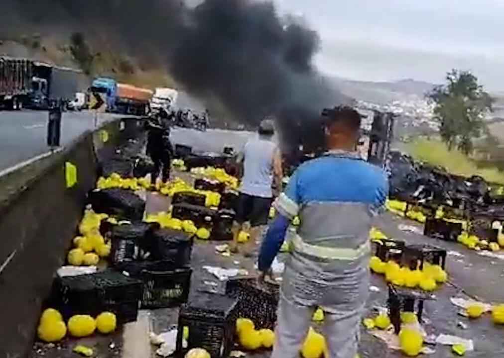 Fernão Dias interditada por tombamento de caminhão que pegou fogo - Redes sociais