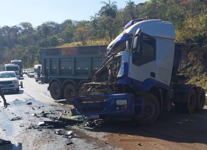 Acidente entre carretas congestiona BR-381 próximo a Sabará - Reprodução/Redes Sociais