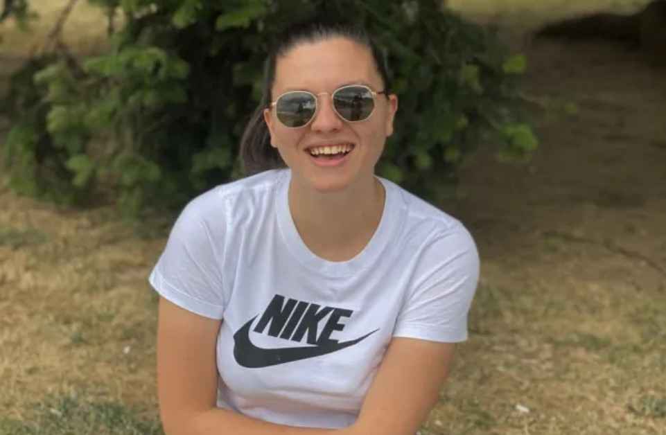 Mulher agredida sexualmente é multada por 'lutar em excesso' durante defesa - Milica Zivkovic, de 24 anos, planeja recorrer da decisão do tribunal