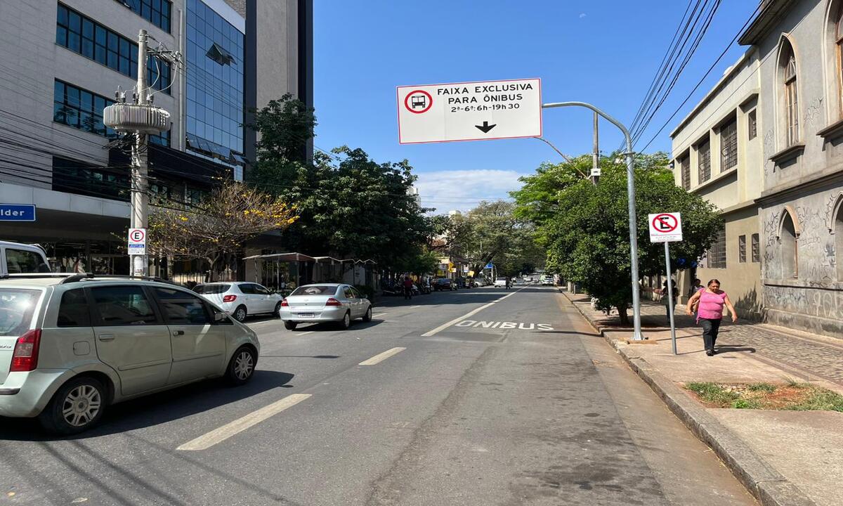 Rua na Região Centro-Sul recebe faixa exclusiva de ônibus - Wellington Barbosa