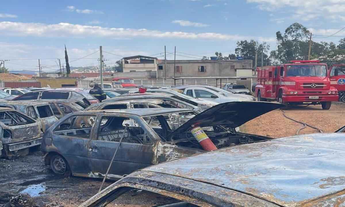 Incêndio no pátio do Detran de São João del-Rei deixa 23 carros queimados - CBMG