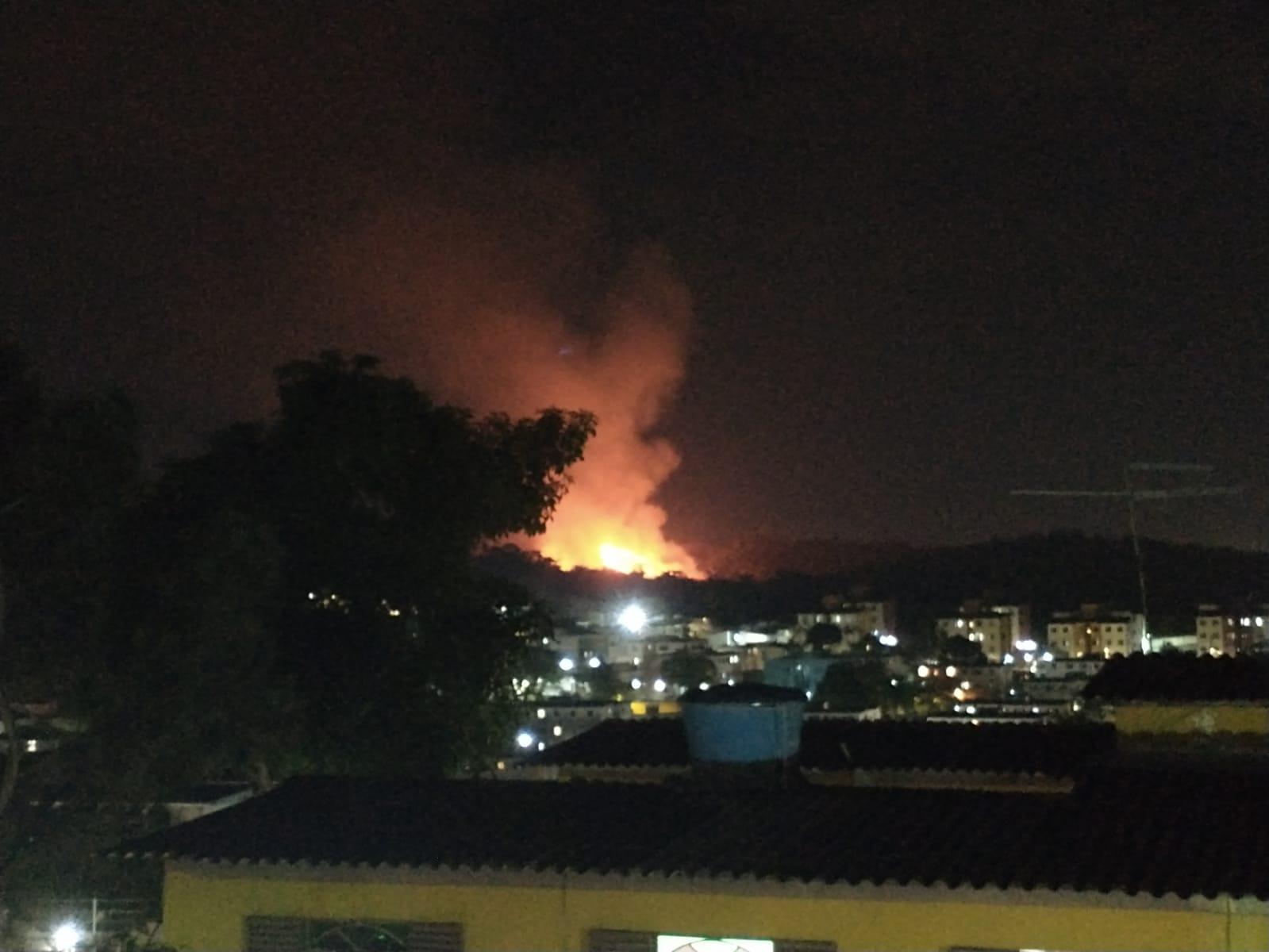 Incêndio de grandes proporções atinge Parque Estadual Serra Verde, em BH - Renata Galdino / EM / D.A Press