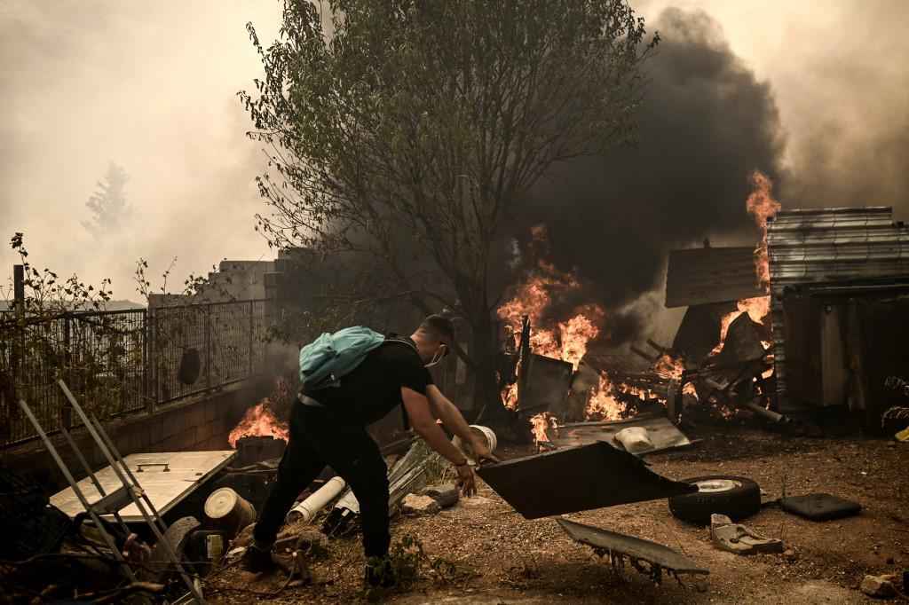 Sétimo dia de incêndios na Grécia; há pelo menos 20 mortos - Angelos Tzortzinis / AFP