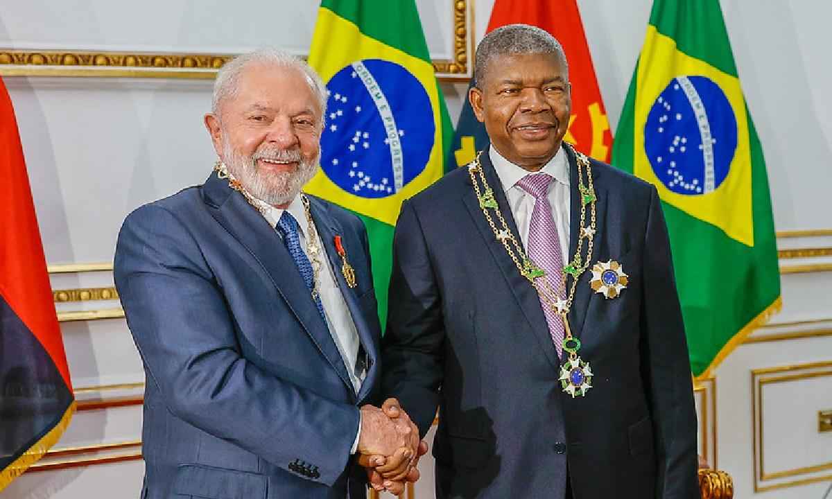 Lula troca medalhas com o presidente da Angola - Ricardo Stuckert/PR
