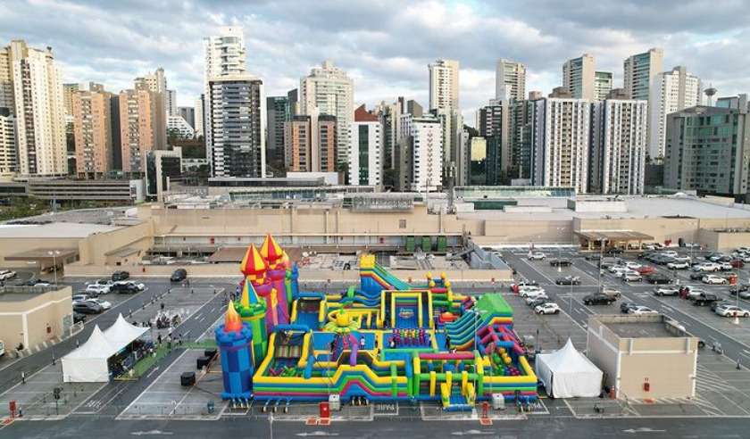 Shopping de BH recebe castelo inflável gigante com atrações para crianças - Reprodução/Instagram/@jumparoundbrasil