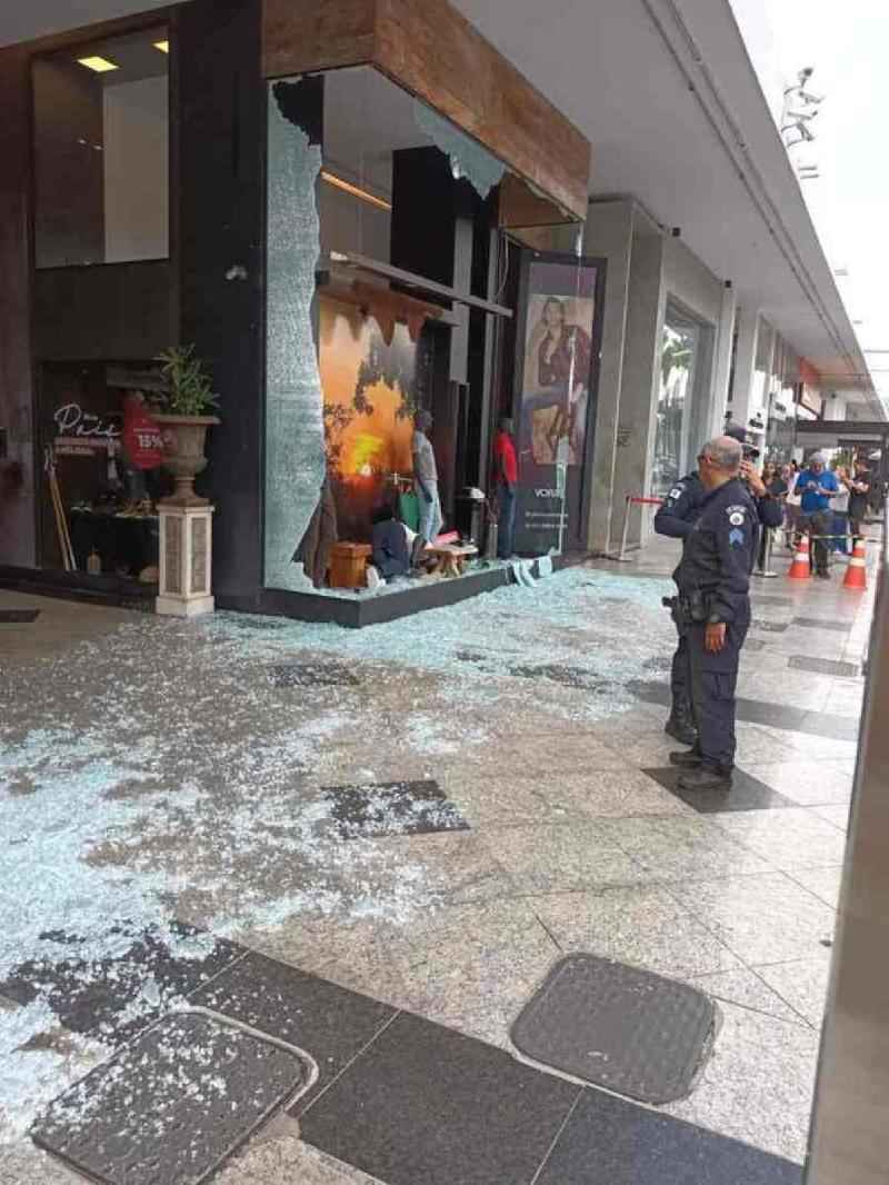 Homem que teve ataque de fúria em centro comercial é ex-funcionário de loja - (Samantha Sallum/CB/D.A Press)