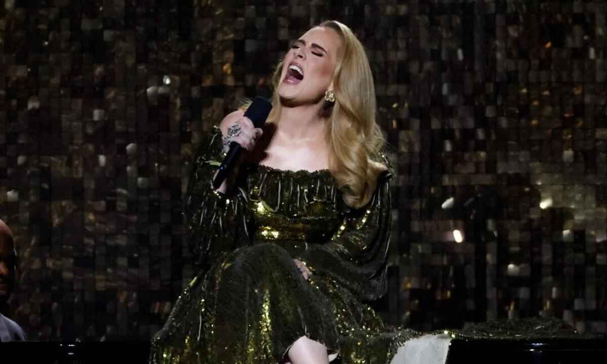 Adele conta aos fãs que desmaiou em show por dor na coluna - Tolga Akmen / AFP