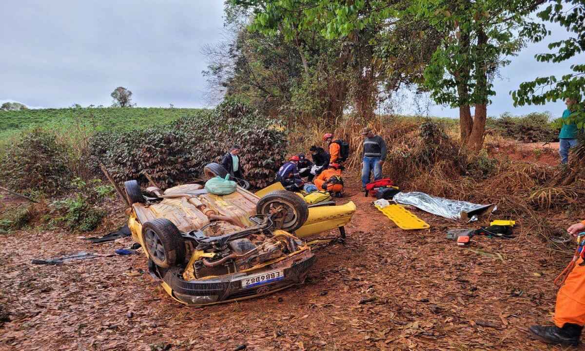Dois homens morrem depois de carro capotar em estrada de terra no Sul de MG - CBMMG/Divulgação 