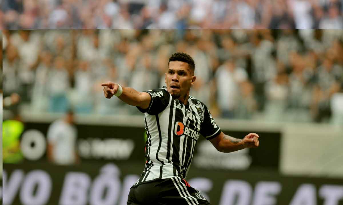 Paulinho entra para a história com dois gols na inauguração da Arena  - Alexandre Guzanshe/EM/DA Press