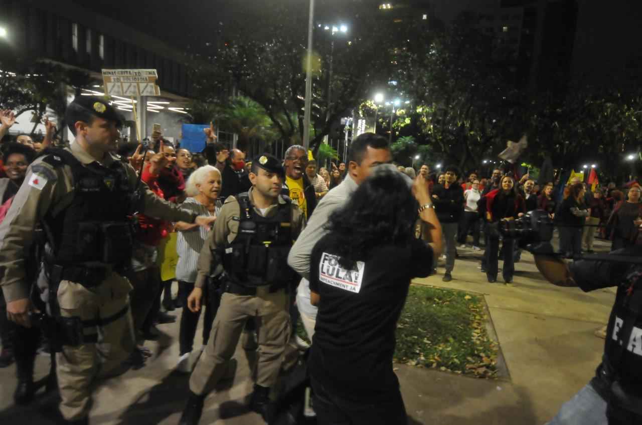 Clima esquentou: apoiadores de Lula e Bolsonaro se estranham em BH  - Alexandre Guzanshe / EM / D.A Press