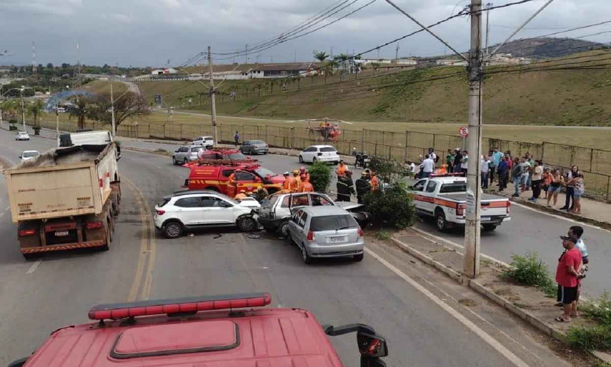 Três carros se chocam e duas pessoas ficam feridas em Santa Luzia - Divulgação/CBMMG