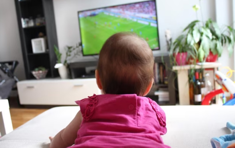 Reduzir tempo de TV em crianças diminui risco de síndrome metabólica futura - Freepik