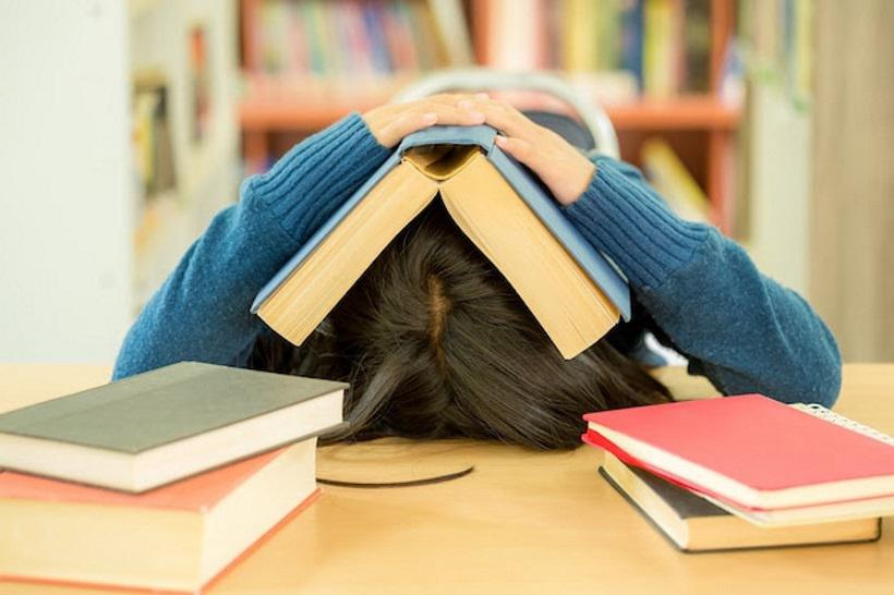 Por que a ansiedade é mais comum em universitários e recém-formados? - Freepik