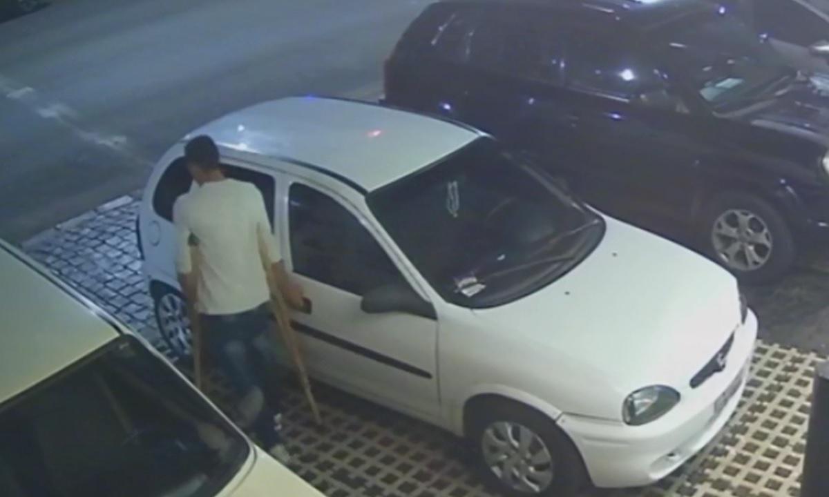 Vídeo: ladrão que usava muletas furta carro em Uberlândia  - Reprodução/Redes sociais