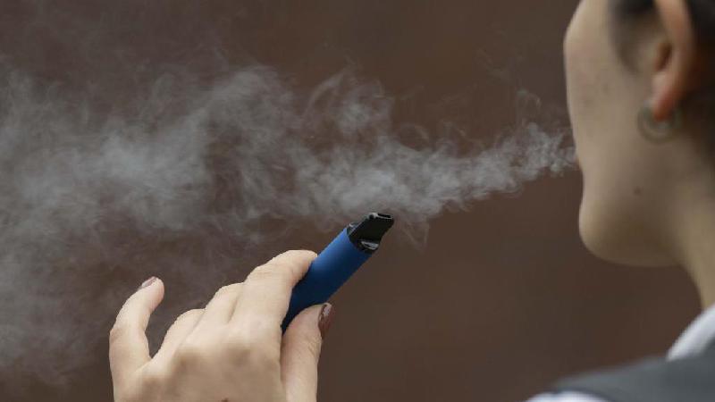 'Óleo de vape não sai do meu pulmão': o jovem internado após fumar cigarro eletrônico, popular no Brasil mesmo proibido - Getty