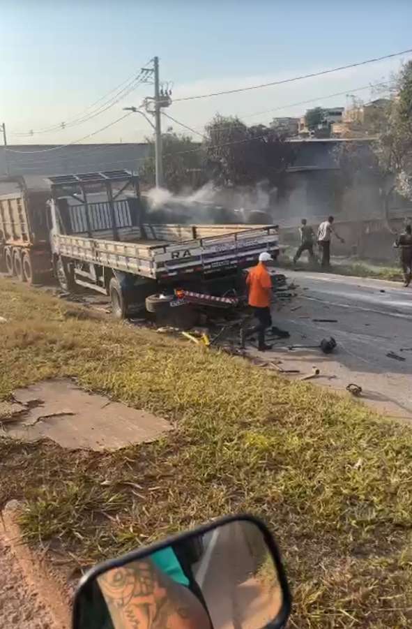 Vídeo: acidente entre três caminhões interdita marginal do Anel Rodoviário - Reprodução