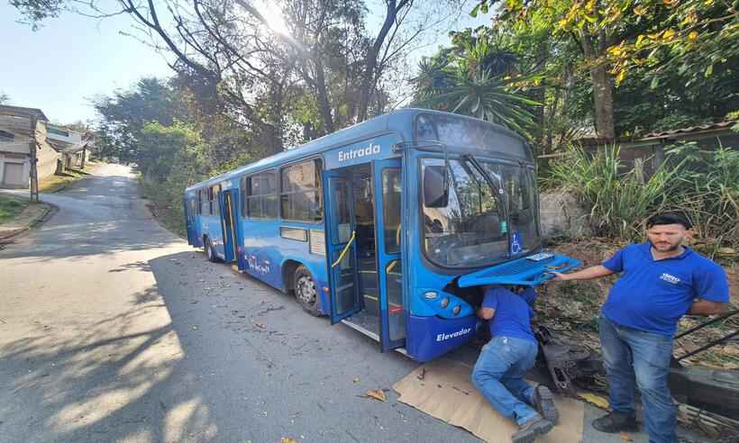 Ônibus perde freio, sobe em calçada e deixa quatro feridos em BH - Leandro Couri/EM/D.A Press