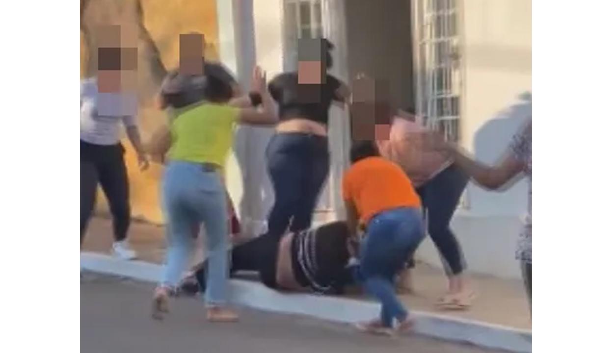 Grupo de mães espanca suspeita de jogar pedra em escola e atingir criança - Redes Sociais/Divulgação