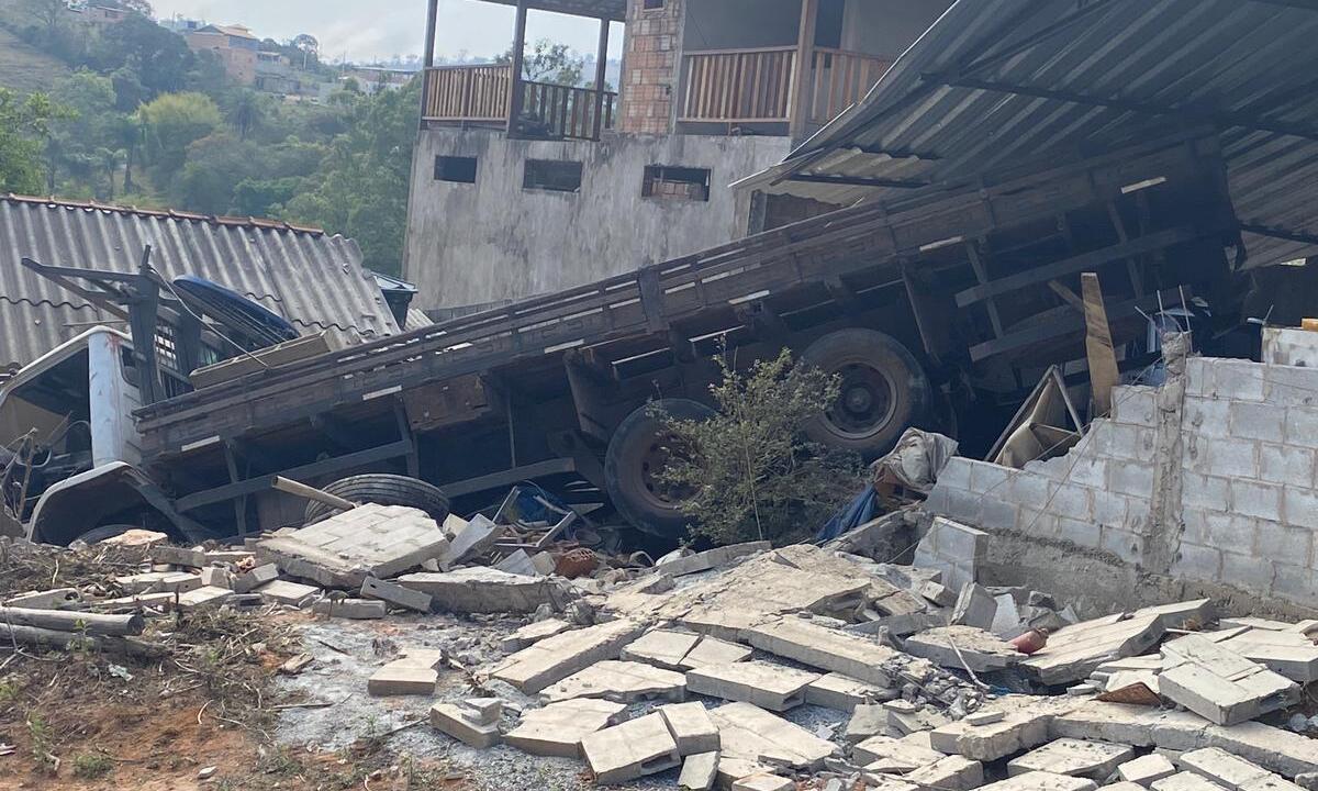 Caminhão descontrolado atinge muro de casa em distrito de MG - Reprodução/Redes Sociais