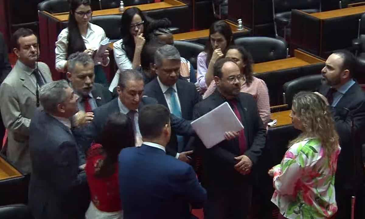Deputados trocam ofensas em votação do combate à violência contra mulheres - Reprodução/TV Assembleia