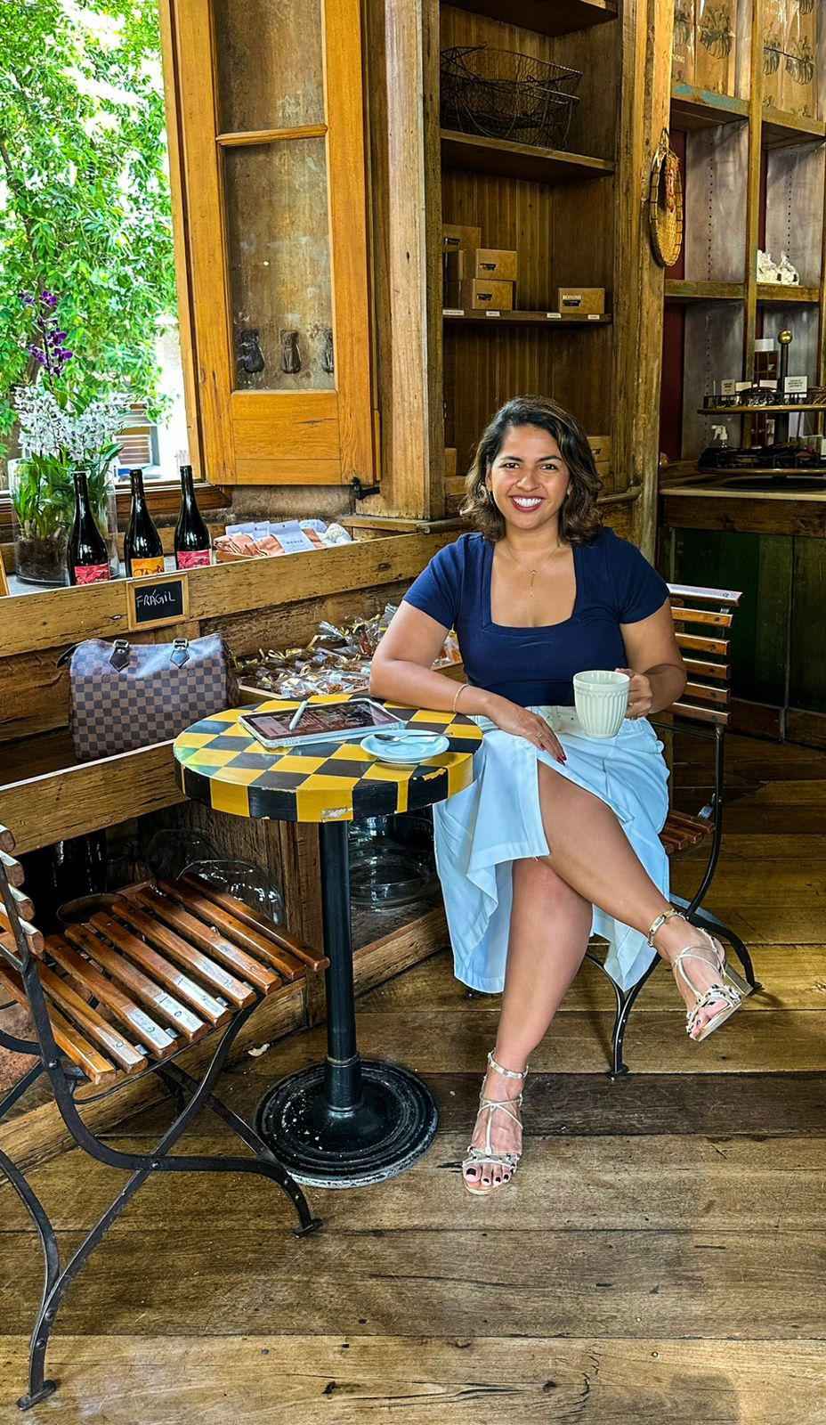 Isabela Lapa toma café em um bar