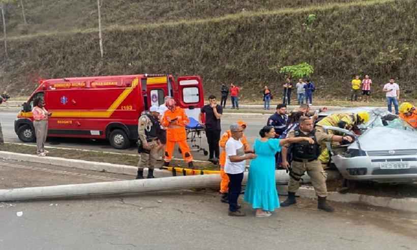 Carro derruba poste e interdita avenida em Ipatinga - CBMMG/Divulgação