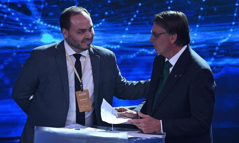 Carlos Bolsonaro lança livro com narrativa açucarada das redes do pai - NELSON ALMEIDA / AFP