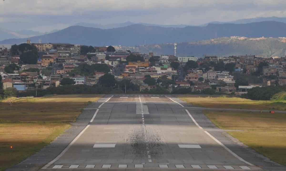 Avião tem pneu furado e trava Aeroporto da Pampulha, em BH - Alexandre Guzanshe/EM/D.A Press